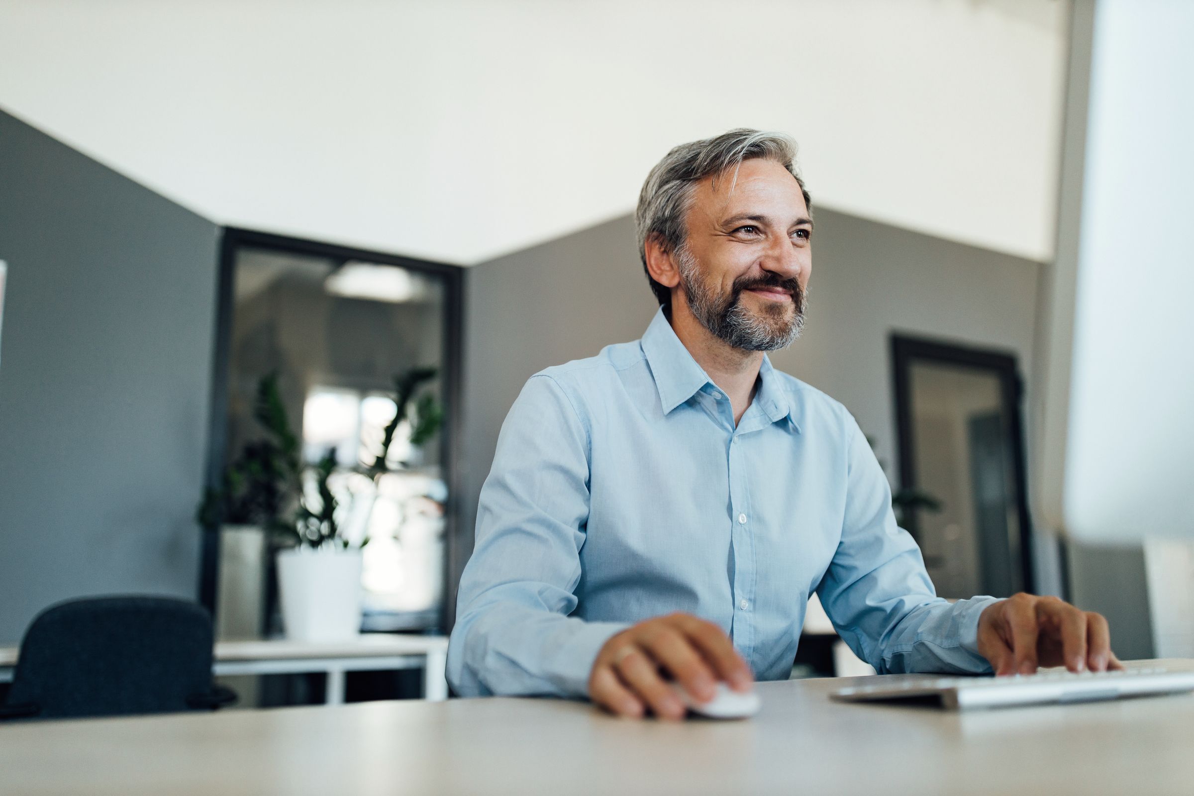 Lächelnder Mann arbeitet am Computer