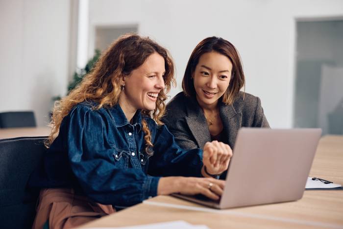 Zwei Frauen arbeiten gemeinsam am Laptop